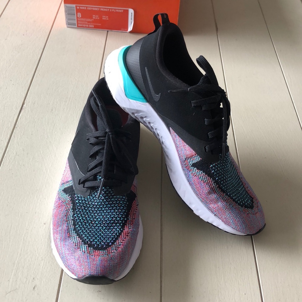 Women’s Nike Odyssey React 2 Flyknit sneakers sz 8